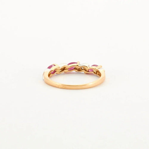 Bague 53 Bague en or jaune, rubis et diamants 58 Facettes