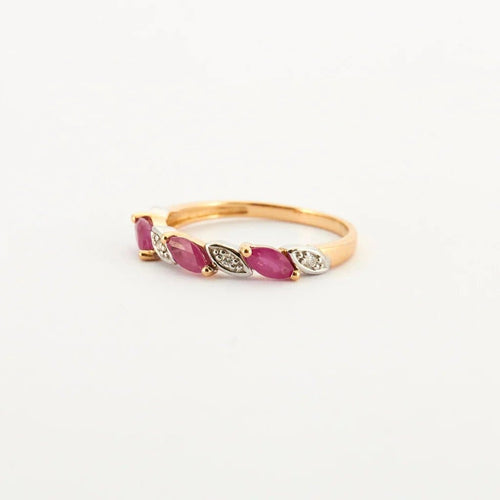 Bague 53 Bague en or jaune, rubis et diamants 58 Facettes