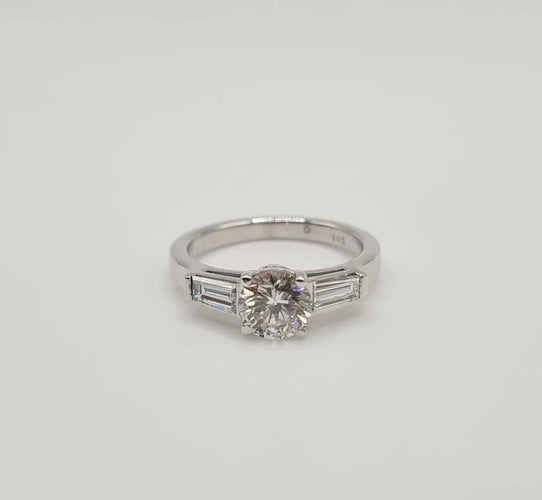 Bague 49.5 Bague en or blanc, diamant naturel et diamants baguette 58 Facettes