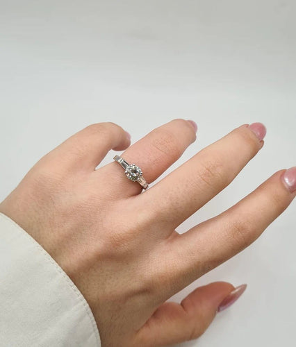 Bague 49.5 Bague en or blanc, diamant naturel et diamants baguette 58 Facettes