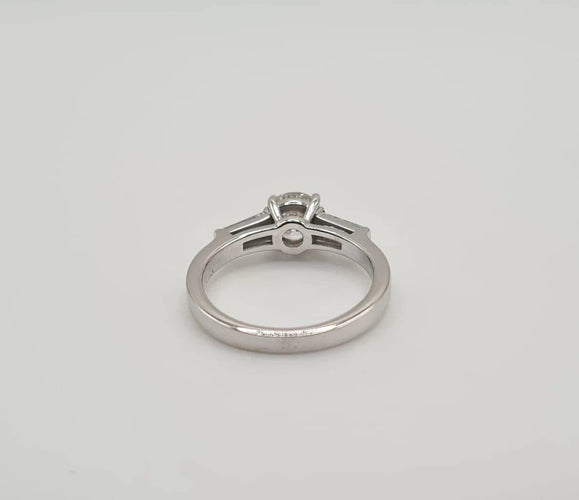 Bague 49.5 Bague en or blanc, diamant naturel et diamants baguette 58 Facettes
