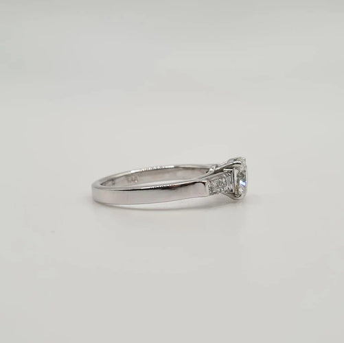 Bague 49.5 Bague en or blanc, diamant naturel et diamants baguette 58 Facettes