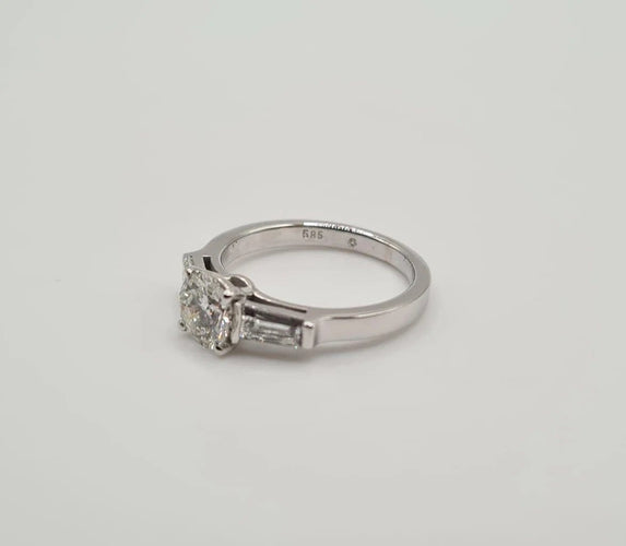 Bague 49.5 Bague en or blanc, diamant naturel et diamants baguette 58 Facettes