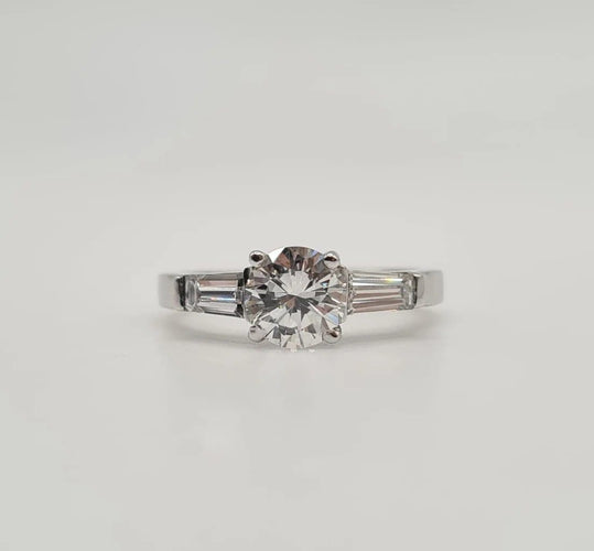 Bague 49.5 Bague en or blanc, diamant naturel et diamants baguette 58 Facettes