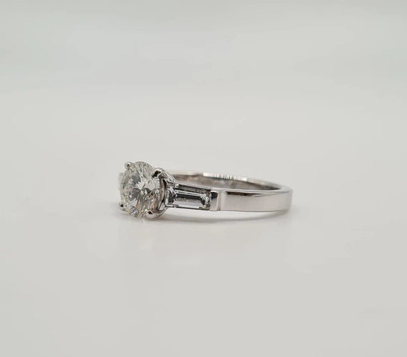 Bague 49.5 Bague en or blanc, diamant naturel et diamants baguette 58 Facettes