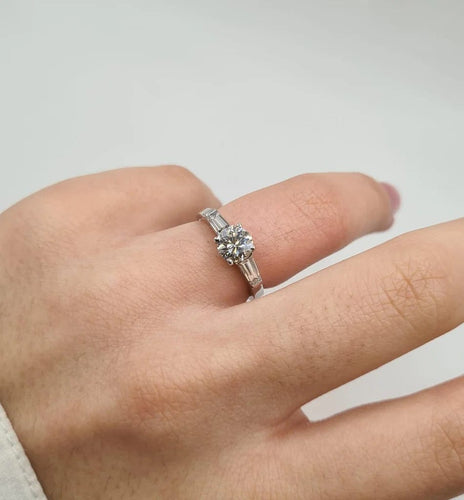 Bague 49.5 Bague en or blanc, diamant naturel et diamants baguette 58 Facettes
