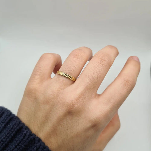 Bague 54 Alliance or jaune 18 carats 58 Facettes