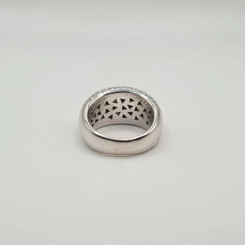 Bague 54.5 Bague bombée en or blanc et diamants 58 Facettes