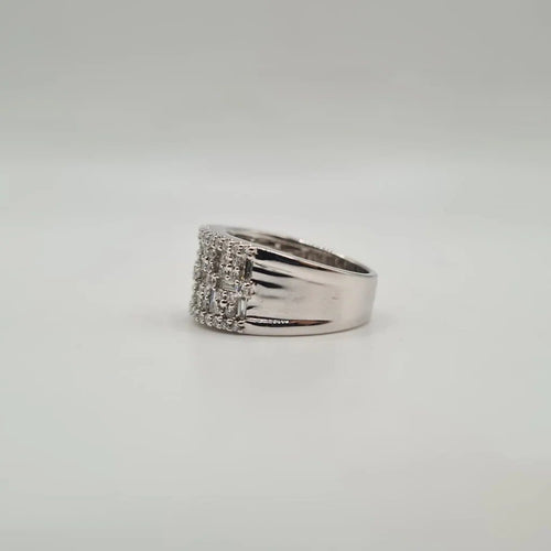 Bague 53 Bague en or blanc et diamants baguette et ronds 58 Facettes