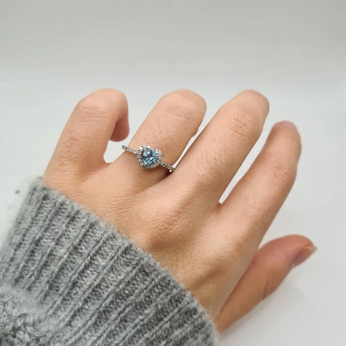 Bague 52 Bague cœur en or blanc, topaze bleue et diamants 58 Facettes
