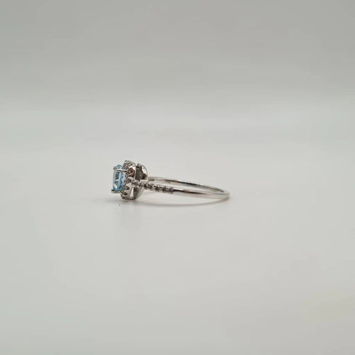 Bague 52 Bague cœur en or blanc, topaze bleue et diamants 58 Facettes