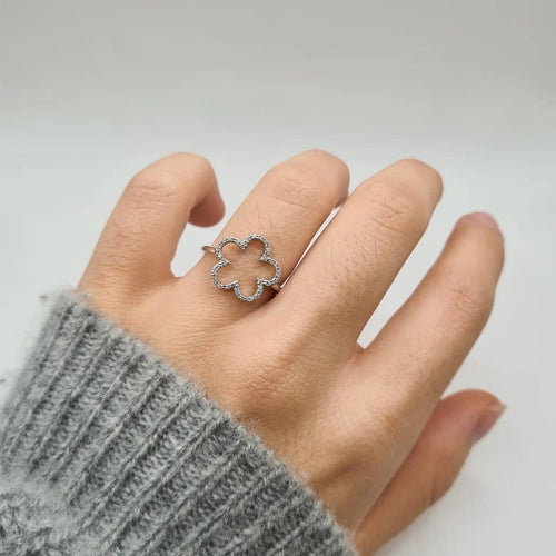 Bague 52 Bague fleur en or blanc et diamants 58 Facettes