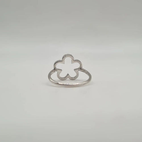 Bague 52 Bague fleur en or blanc et diamants 58 Facettes