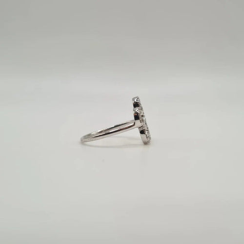 Bague 52 Bague fleur en or blanc et diamants 58 Facettes
