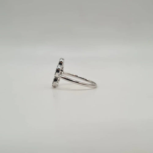 Bague 52 Bague fleur en or blanc et diamants 58 Facettes