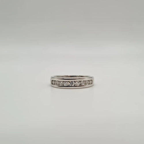 Bague 53 Demi-alliance en or blanc 18 carats et diamants 58 Facettes