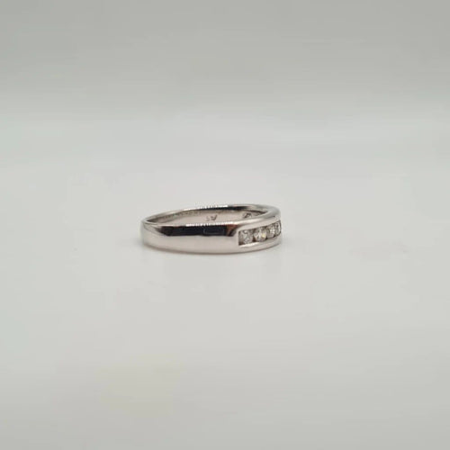 Bague 53 Demi-alliance en or blanc 18 carats et diamants 58 Facettes