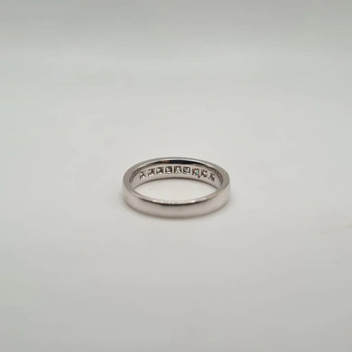 Bague 53 Demi-alliance en or blanc 18 carats et diamants 58 Facettes