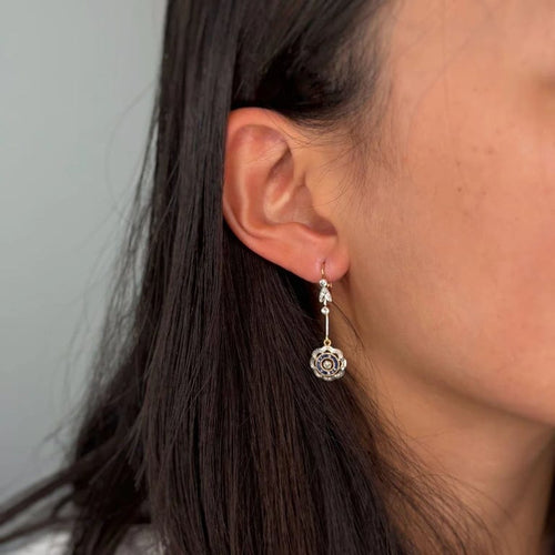 Boucles d'oreilles Art Déco - Boucles d’oreilles dormeuses en or 750, diamants et saphirs synthétiques 58 Facettes 250325R