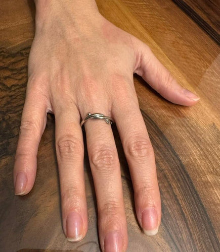 Bague 56 Cartier Entrelacés - Bague en or blanc 750 58 Facettes