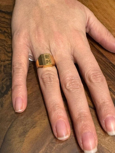 Bague 55 Chevalière guillochée EH en or champagne 18 carats 58 Facettes