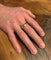 Bague 63 Alliance homme incurvée en or champagne 18 carats 58 Facettes