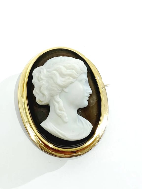Camée Sculpté En Agate Bicolore : Têtes De Guerriers Ou D Camée Sculpté En Agate Bicolore : Têtes De Guerriers Ou D