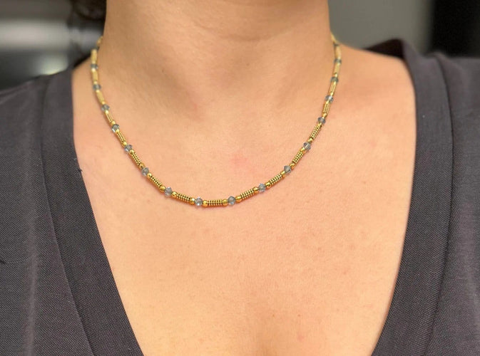 Collier Collier en or jaune 18 carats et perles de verre bleues 58 Facettes