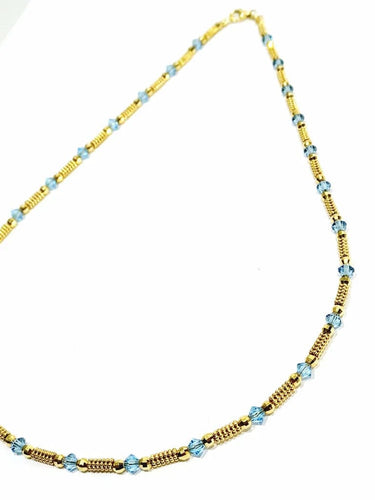 Collier Collier en or jaune 18 carats et perles de verre bleues 58 Facettes