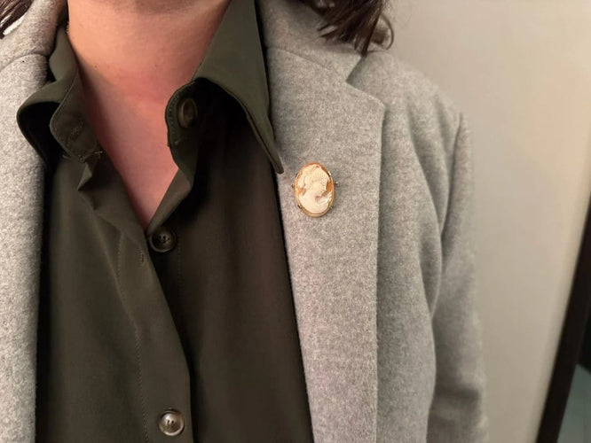 Broche Broche camée coquillage en or jaune 18 carats 58 Facettes
