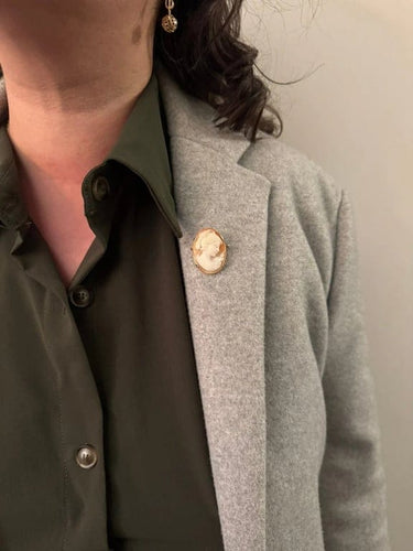 Broche Broche camée coquillage en or jaune 18 carats 58 Facettes