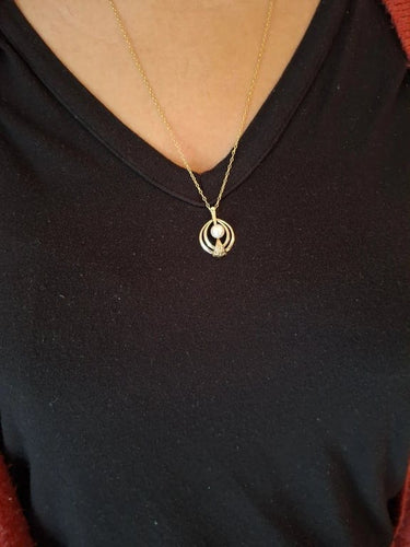 Pendentif Pendentif ajouré en or jaune 18 carats et perle 58 Facettes