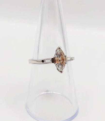Bague 55 Bague solitaire en or blanc 18k avec diamants taille navette et baguettes 58 Facettes A06479