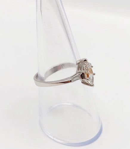 Bague 55 Bague solitaire en or blanc 18k avec diamants taille navette et baguettes 58 Facettes A06479