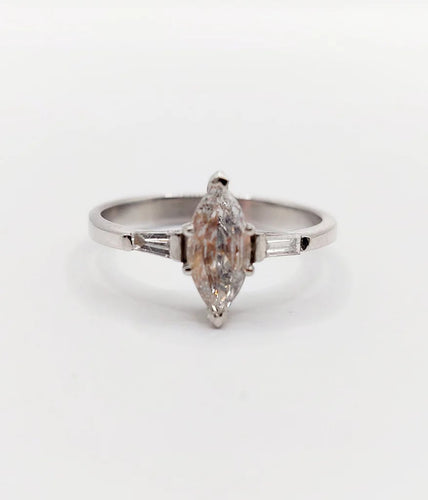 Bague 55 Bague solitaire en or blanc 18k avec diamants taille navette et baguettes 58 Facettes A06479