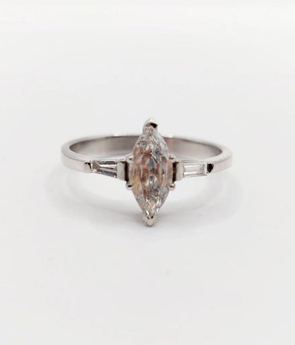 Bague 55 Bague solitaire en or blanc 18k avec diamants taille navette et baguettes 58 Facettes A06479