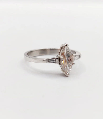 Bague 55 Bague solitaire en or blanc 18k avec diamants taille navette et baguettes 58 Facettes A06479