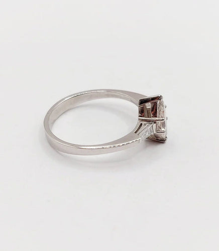 Bague 55 Bague solitaire en or blanc 18k avec diamants taille navette et baguettes 58 Facettes A06479