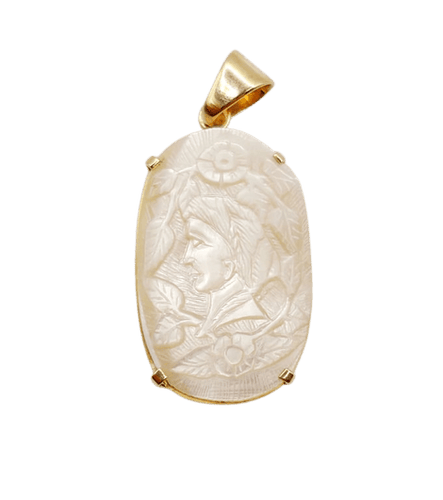 Pendentif Pendentif vintage en or jaune 18k à plaque de nacre gravée 58 Facettes A04713