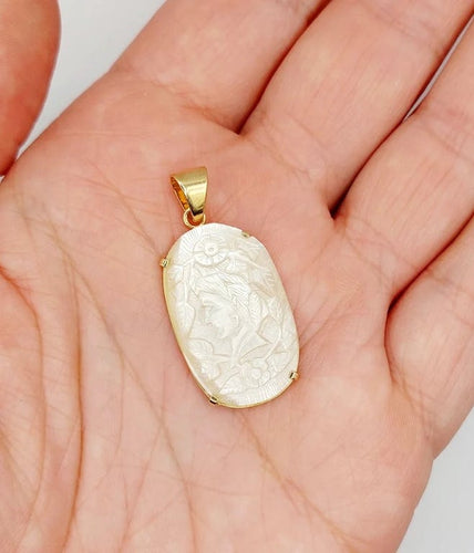 Pendentif Pendentif vintage en or jaune 18k à plaque de nacre gravée 58 Facettes A04713