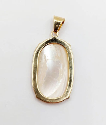 Pendentif Pendentif vintage en or jaune 18k à plaque de nacre gravée 58 Facettes A04713