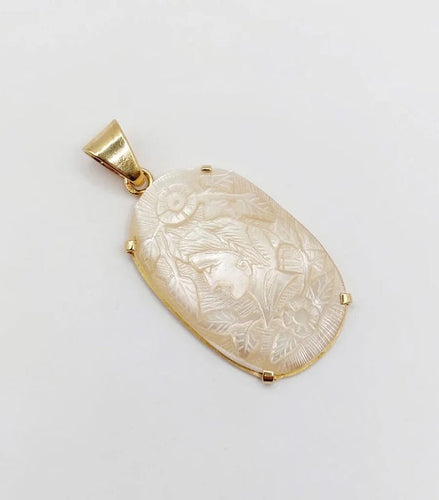 Pendentif Pendentif vintage en or jaune 18k à plaque de nacre gravée 58 Facettes A04713
