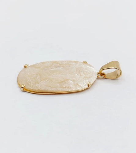 Pendentif Pendentif vintage en or jaune 18k à plaque de nacre gravée 58 Facettes A04713
