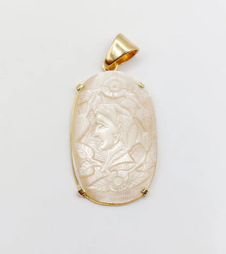 Pendentif Pendentif vintage en or jaune 18k à plaque de nacre gravée 58 Facettes A04713