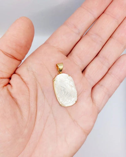 Pendentif Pendentif vintage en or jaune 18k à plaque de nacre gravée 58 Facettes A04713