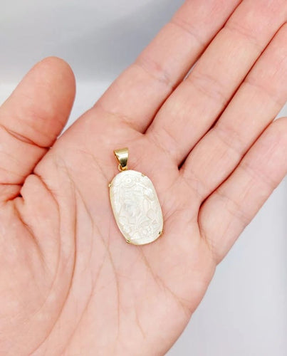 Pendentif Pendentif vintage en or jaune 18k à plaque de nacre gravée 58 Facettes A04713