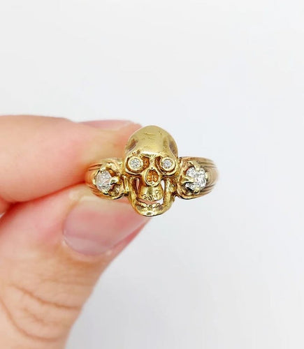 Bague 56.5 Bague momento mori ancienne tête de mort en or jaune 14k et diamants 58 Facettes A05056