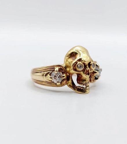 Bague 56.5 Bague momento mori ancienne tête de mort en or jaune 14k et diamants 58 Facettes A05056