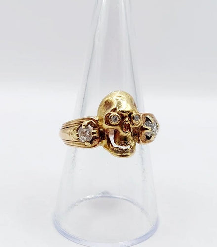 Bague 56.5 Bague momento mori ancienne tête de mort en or jaune 14k et diamants 58 Facettes A05056