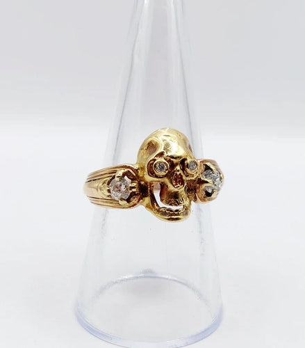 Bague 56.5 Bague momento mori ancienne tête de mort en or jaune 14k et diamants 58 Facettes A05056